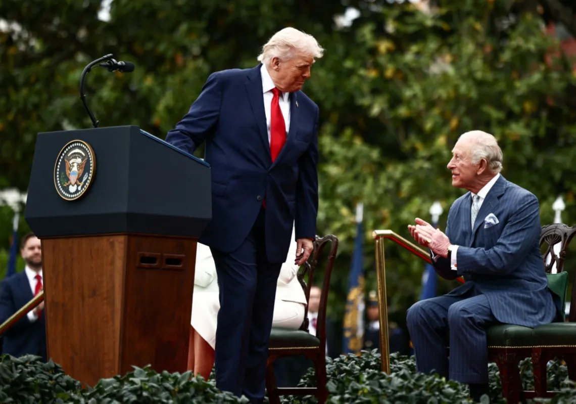  الرئيس الأميركي دونالد ترمب وملك بريطانيا تشارلز الثالث خلال مراسم استقباله في الحديقة الجنوبية للبيت الأبيض في واشنطن العاصمة، في 28 أبريل 2026