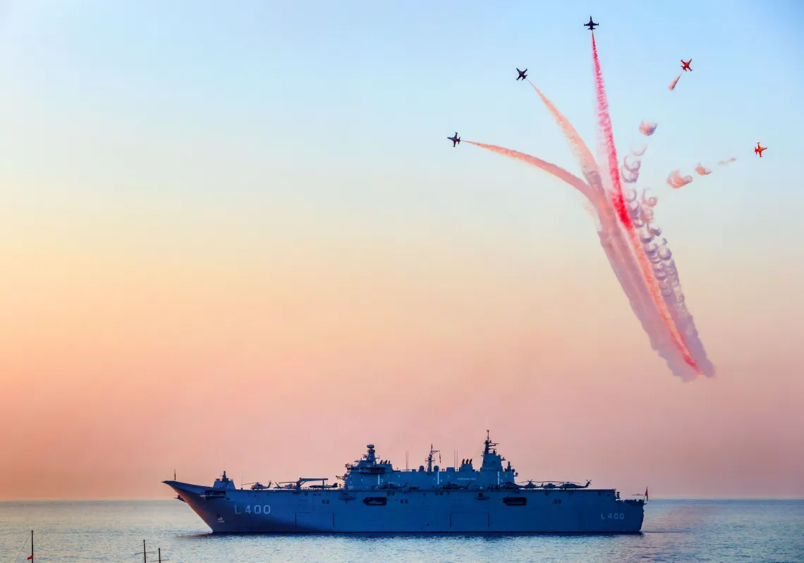 طائرات مقاتلة تركية تحلق فوق بارجة حربية في مدينة كيرينيا
في شمال قبرص التركية، المعلنة من جانب واحد. 