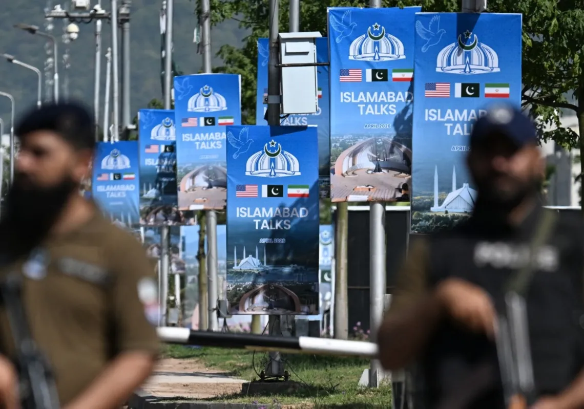 أفراد الأمن عند نقطة تفتيش أمنية على طريق مغلق مؤقتًا بالقرب من فندق سيرينا المخصص لمحادثات السلام المرتقبة بين الولايات المتحدة وإيران في المنطقة الحمراء بإسلام آباد، في 20 أبريل 2026