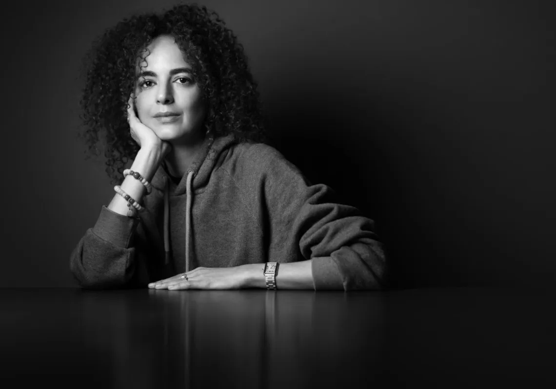 الكاتبة والصحافية الفرنسية-المغربية ليلى سليماني خلال جلسة تصوير في باريس، 2026