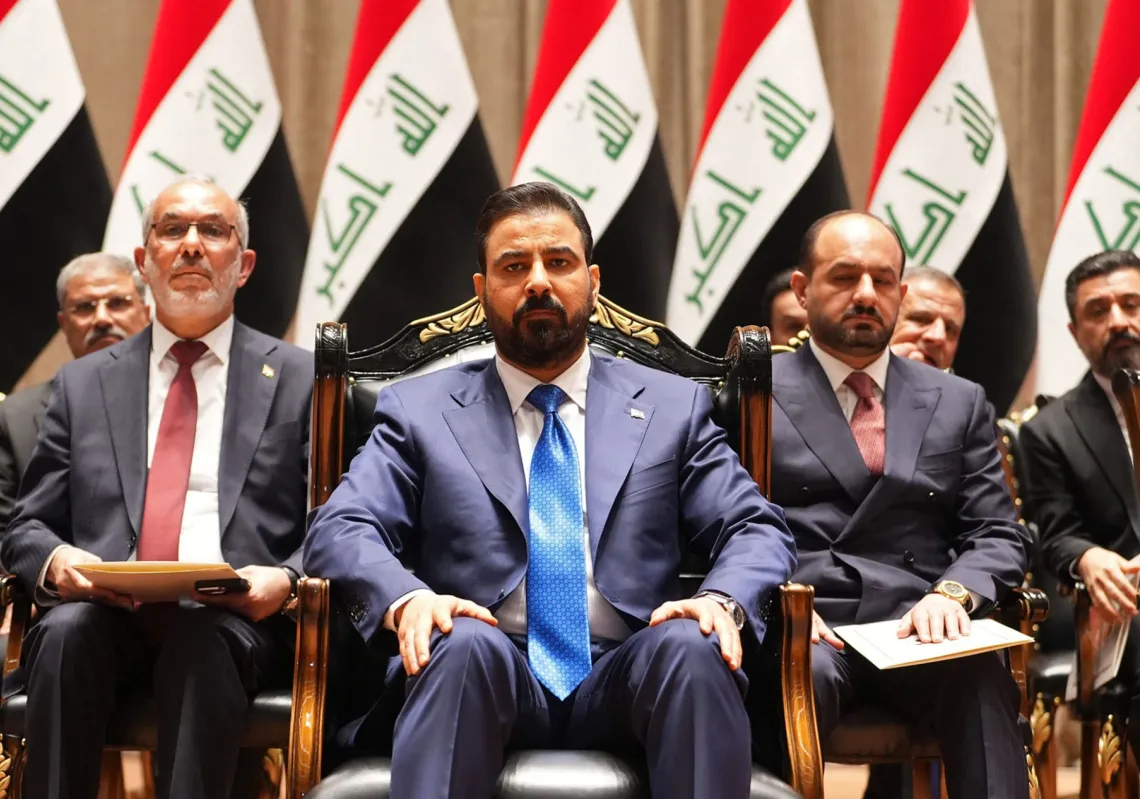  رئيس الوزراء المكلف علي الزيدي (في الوسط) جالساً قبل تقديم حكومته إلى البرلمان في بغداد في 14 مايو 2026