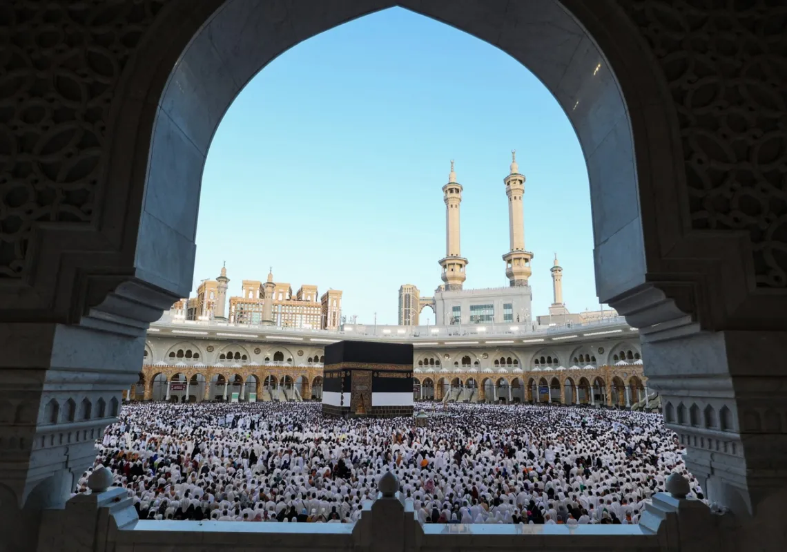 مصلون حول الكعبة في المسجد الحرام في مكة مع بداية عيد الأضحى، 2025