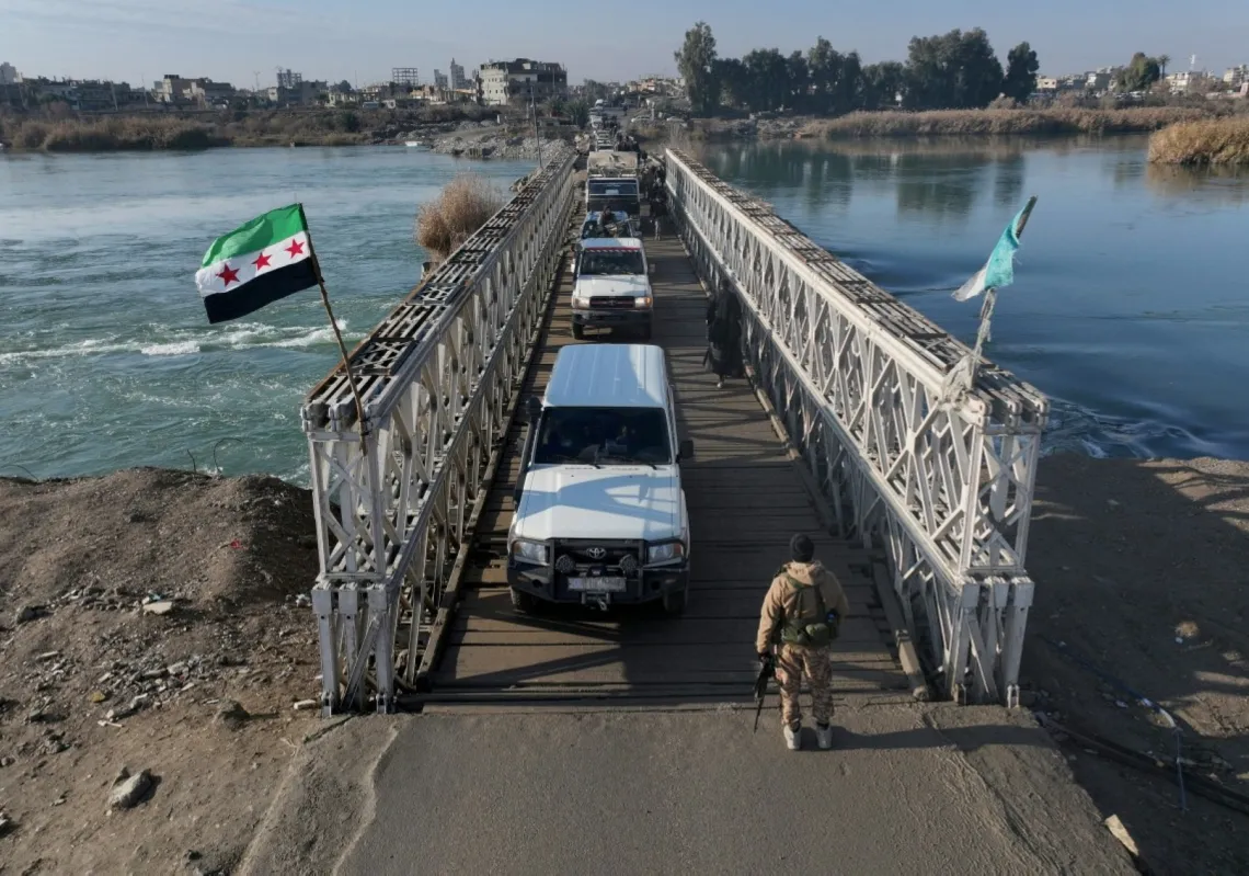 قوات الأمن السورية أثناء عبورها نهر الفرات للانتشار في محافظة دير الزور، شرقي سوريا، في 19 يناير 2026