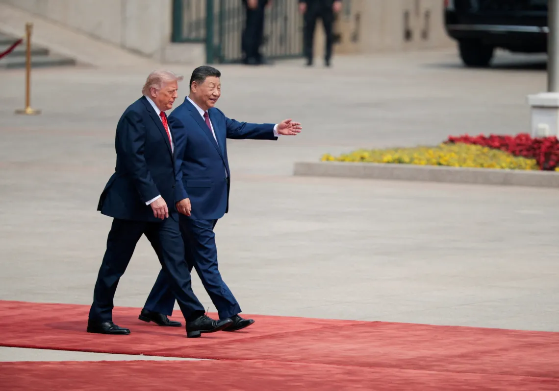 دونالد ترمب يسير إلى جانب شي جينبينغ لدى وصوله إلى قاعة الشعب الكبرى في بكين، 14 مايو 2026