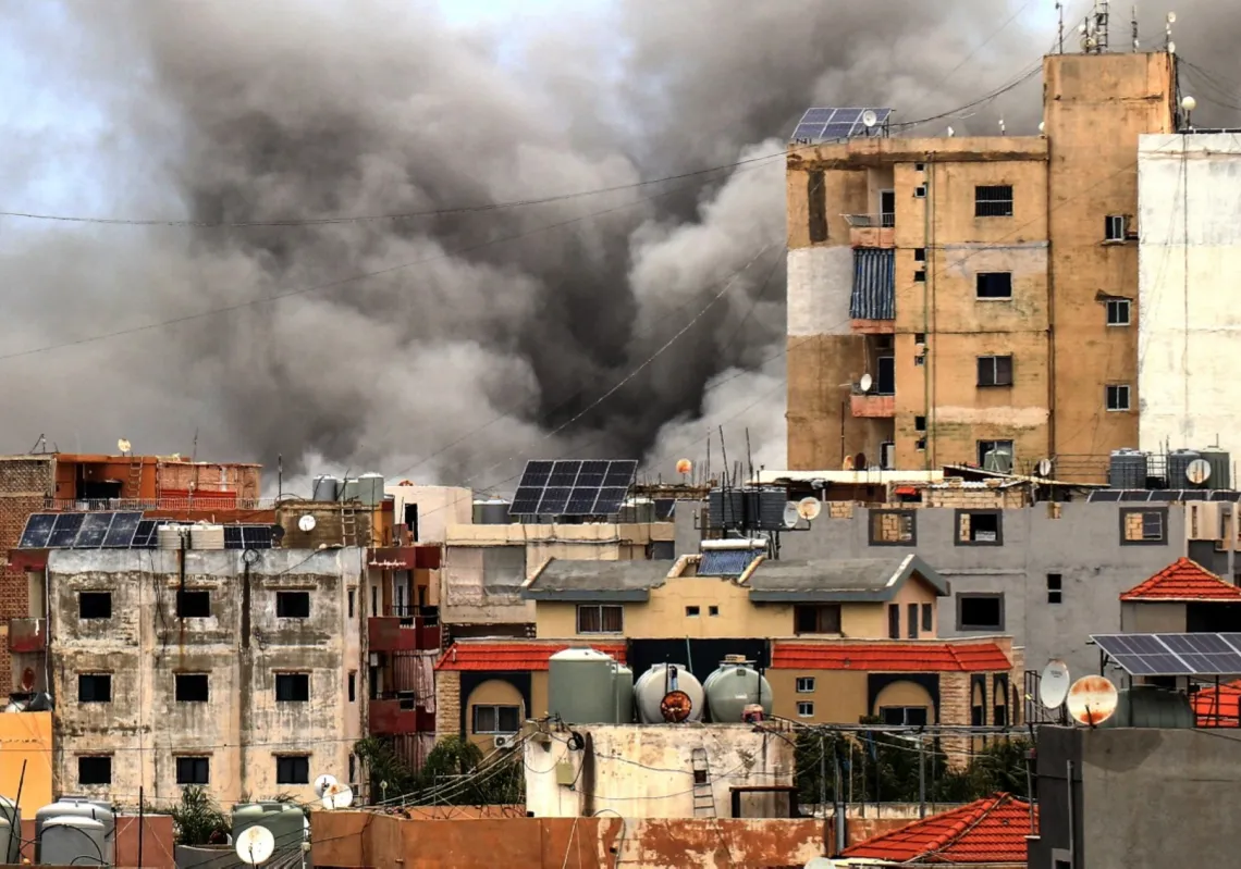 دخان خلف المباني عقب غارة جوية إسرائيلية على مدينة صور الجنوبية في 15 مايو 2026