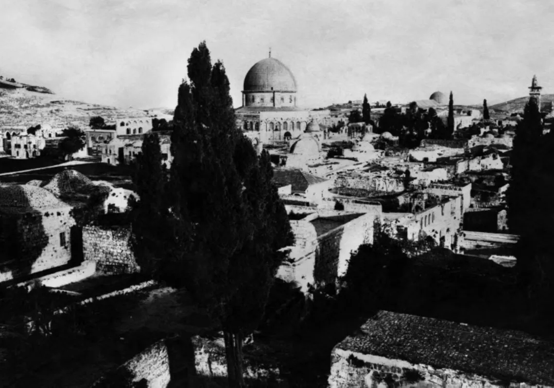 مشهد عام للقدس القديمة مع قبة الصخرة في الخلفية