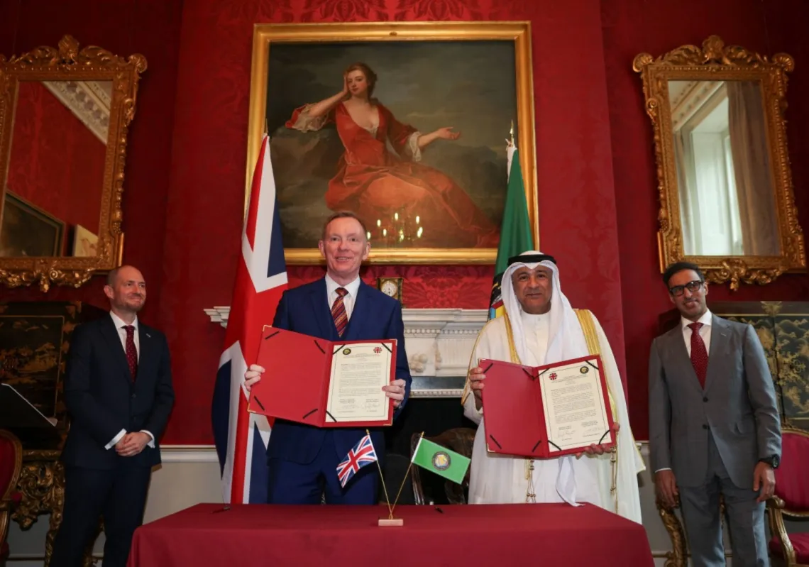 وزير الدولة البريطاني للتجارة كريس براينت (وسط يسار) والأمين العام لمجلس التعاون الخليجي جاسم محمد البديوي (وسط يمين) يلتقطان صورة عقب مشاركتهما في مراسم توقيع في داونينغ ستريت بلندن، في 20 مايو 2026