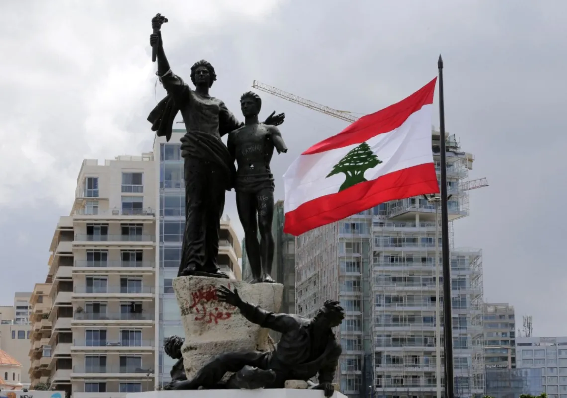 صورة التقطت في 6 مايو 2016 تُظهر علما لبنانيا ضخما يرفرف بجوار تمثال الشهداء الشهير في ساحة الشهداء بوسط بيروت، وذلك بمناسبة مرور 100 عام على إعدام عدد من الوطنيين اللبنانيين الذين عارضوا الحكم العثماني خلال الحرب العالمية الأولى