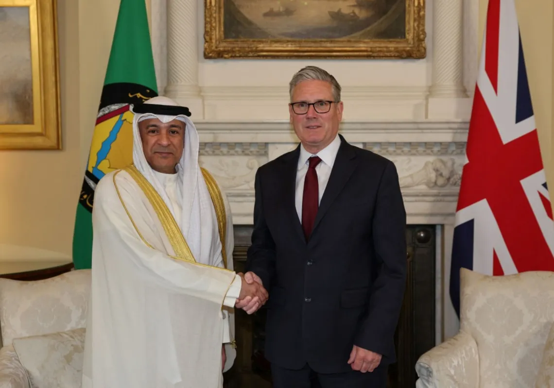 رئيس الوزراء البريطاني كير ستارمريصافح الأمين العام لدول مجلس التعاون الخليجي جاسم محمد البديوي، بعد توقيع الاتفاق في لندن، في 20 مايو 2026