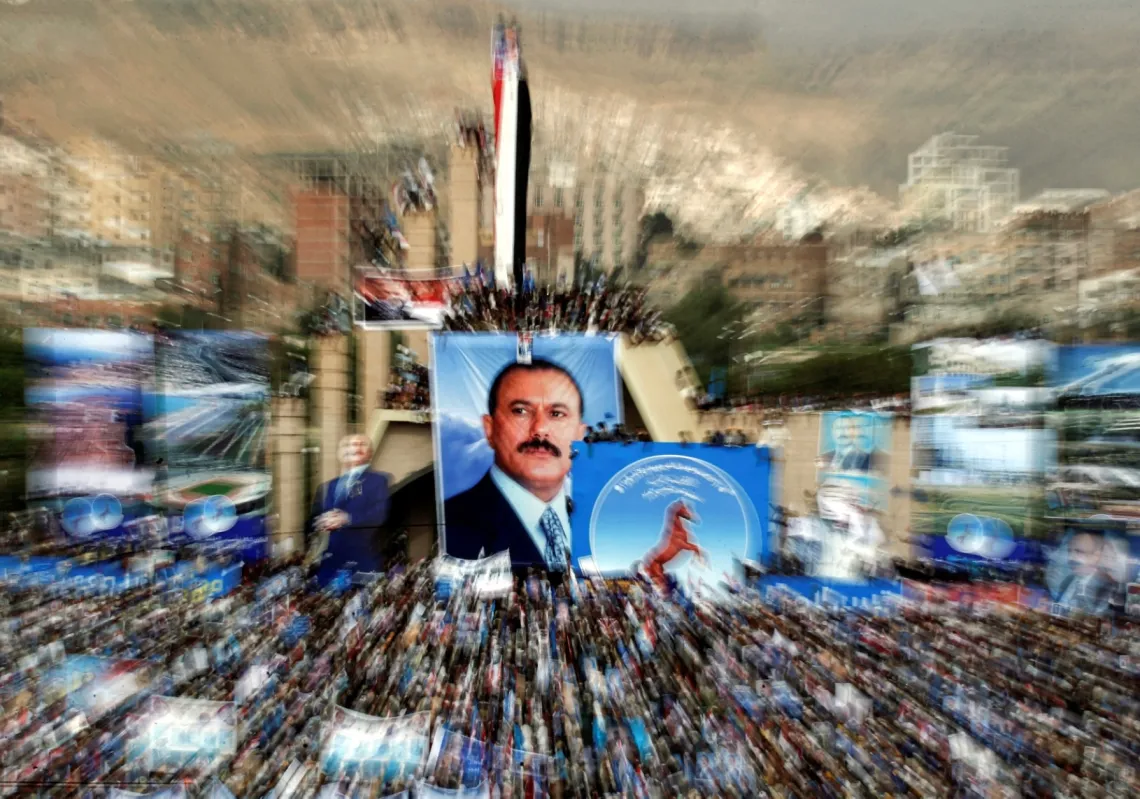 مئات الآلاف من اليمنيين يرفعون ملصقات وصور الرئيس اليمني السابق علي عبدالله صالح خلال تجمع حاشد دعمًا له، بالتزامن مع احتفال حزبه، المؤتمر الشعبي العام، بمرور 35 عامًا على تأسيسه، في ميدان السبعين بالعاصمة صنعاء 