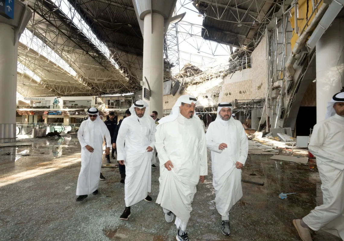  مسؤولون كويتيون يتفقدون الأضرار داخل مبنى الركاب في مطار الكويت الدولي عقب هجوم إيراني بطائرة مسيرة وصاروخ، في مدينة الكويت، الكويت، 3 يونيو 2026