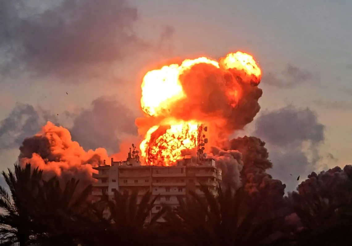 اندلع لهب هائل من مبنى إثر غارة إسرائيلية على مدينة صور، جنوب لبنان، في 28 مايو 2026