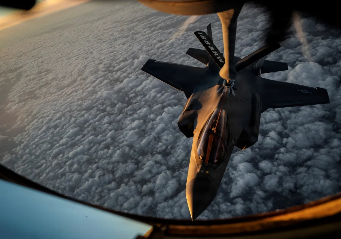 طائرة تزويد وقود من طراز KC-135 ستراتوتانكر تابعة لسلاح الجو الأميركي تزود طائرة مقاتلة من طراز F-35A لايتنينغ II بالوقود خلال عملية "إبيك فيوري" التي استهدفت إيران، وذلك في موقع لم يُكشف عنه، في 5 أبريل 2026