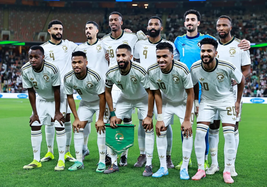 لاعبو المنتخب السعودي في صورة جماعية خلال مباراة ودية دولية ضد المنتخب المصري في مدينة الملك عبد الله الرياضية، جدة، المملكة العربية السعودية في 27 مارس 2026