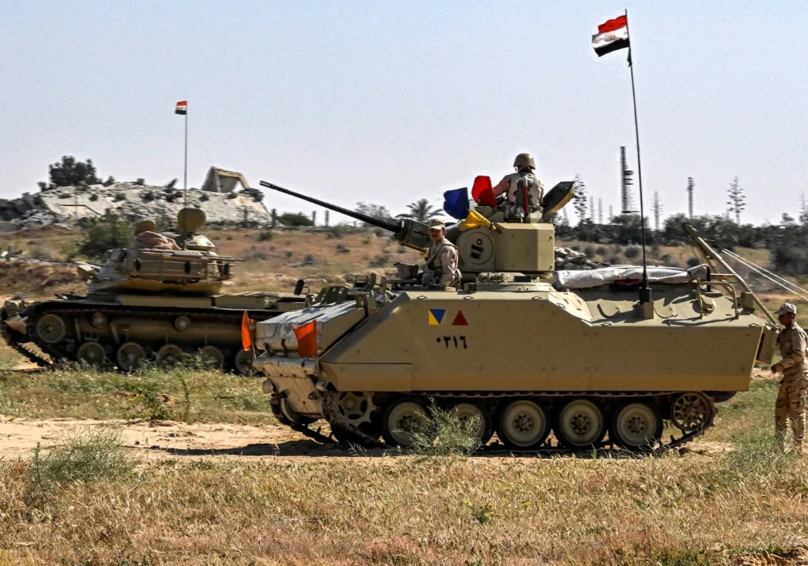 تم نشر دبابة قتال رئيسية من طراز M60 تابعة للجيش المصري ومركبة قتال مشاة بالقرب من الجانب المصري من معبر رفح الحدودي مع قطاع غزة في 23 مارس 2024