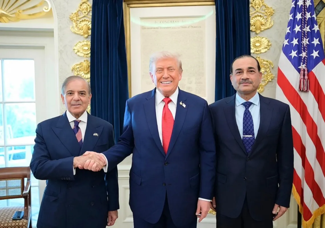 رئيس الوزراء الباكستاني شهباز شريف، ورئيس أركان الجيش المشير عاصم منير  والرئيس الأميركي دونالد ترمب في البيت الأبيض في 26 سبتمبر 2025