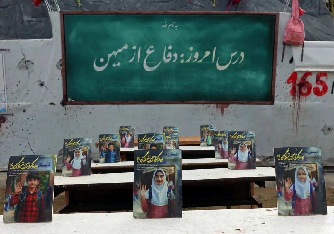 نصب تذكاري يجسد صفا مدرسيا رمزيا تخليدا لتلامذة مدرسة ميناب الذين قُتلوا بداية الحرب، في ساحة بطهران، 3 مايو 2026