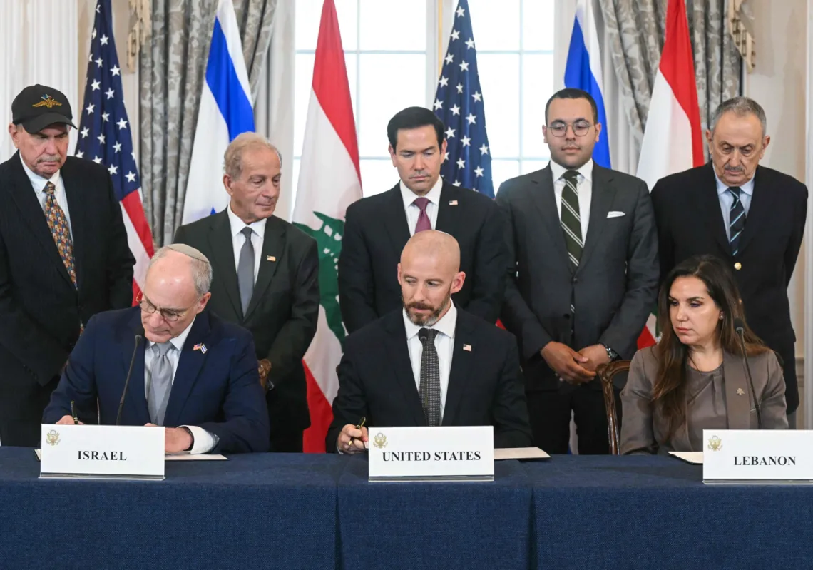 وزير الخارجية الأميركي ماركو روبيو خلال توقيع سفير إسرائيل يحيئيل ليتر، ورئيس أركان وزارة الخارجية دانيال هولر، وسفيرة لبنان ندى حمادة، الاتفاق الإطاري في وزارة الخارجية، في واشنطن 26 يونيو 2026