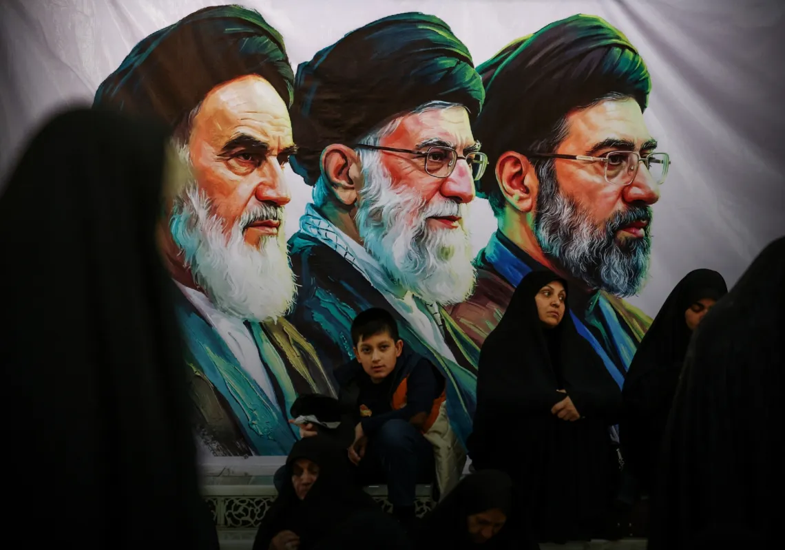 لافتة تحمل صور روح الله الخميني وعلي خامنئي ومجتبى خامنئي خلال مراسم إحياء ذكرى وفاة الخميني في طهران، 4 يونيو 2026