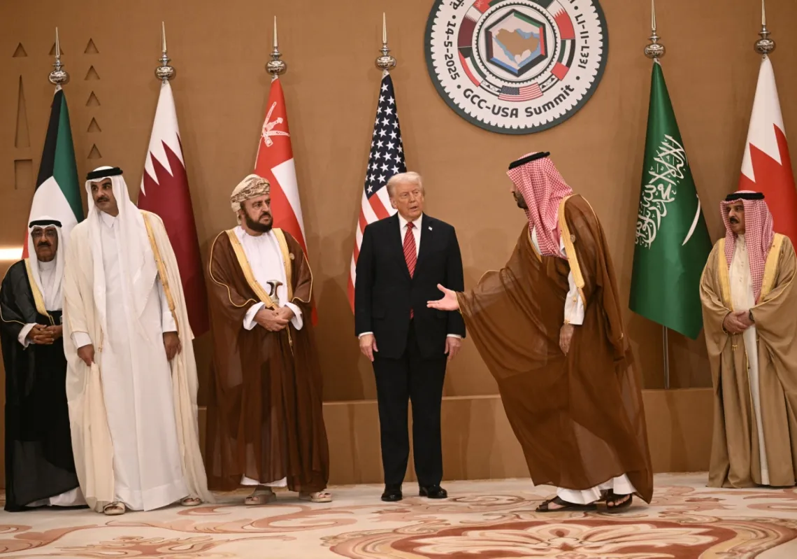 الرئيس الأميركي دونالد ترمب يتوسط قادة ومسؤولين خليجيين خلال قمة مجلس التعاون الخليجي في الرياض، 14 مايو 2025