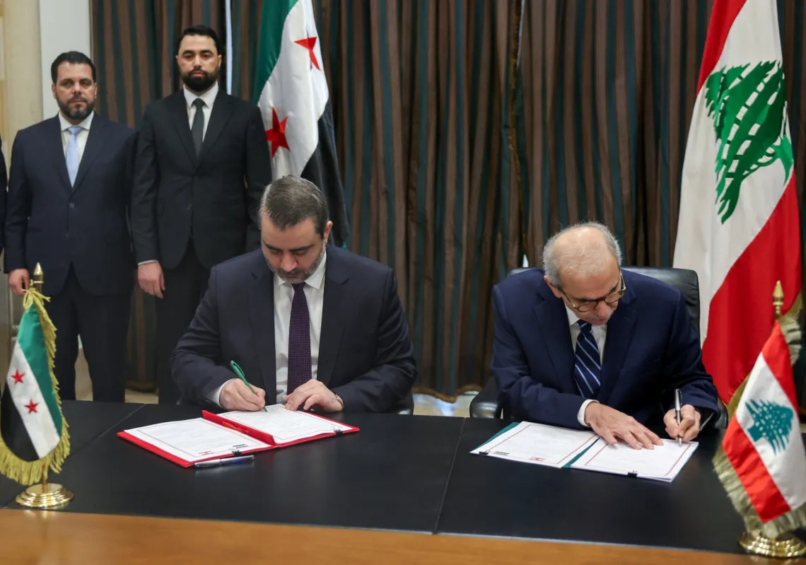  رئيس الوزراء اللبناني نواف سلام ووزير الخارجية السوري أسعد الشيباني يوقعان وثيقةً بشأن تشكيل لجنة سورية لبنانية مشتركة، في بيروت، لبنان، في 2 يوليو 2026