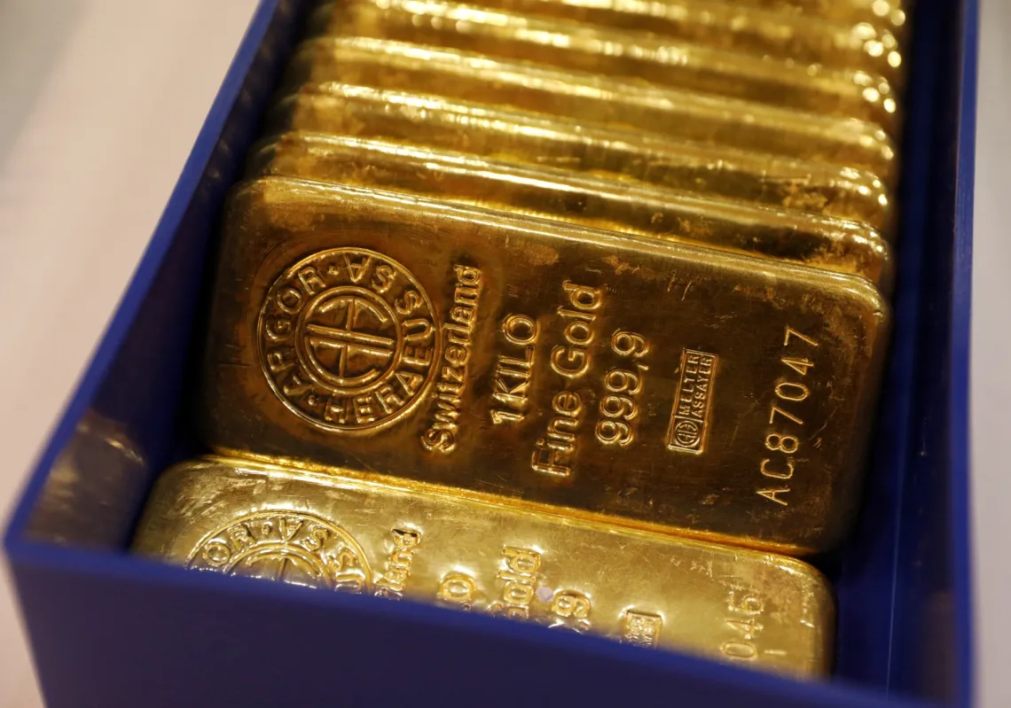 سبائك ذهبية معروضة في مكتب شركة GoldSilver Central في سنغافورة، 19 يونيو/حزيران 2017