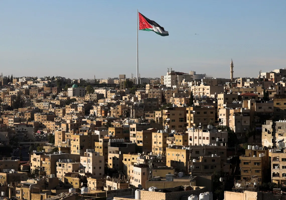 علم الأردن يرفرف فوق العاصمة عمّان، 17 أغسطس 2025