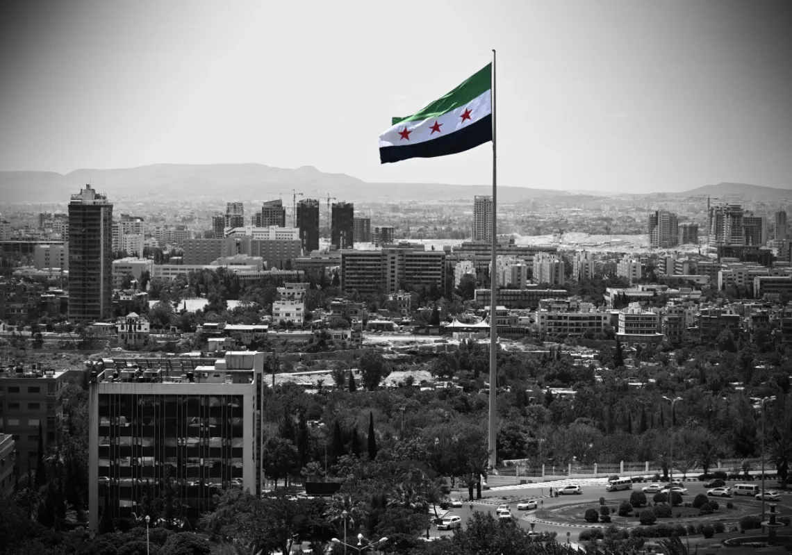 علم سوري كبير يرفرف فوق "حديقة تشرين" في دمشق في 4 يونيو 2025
