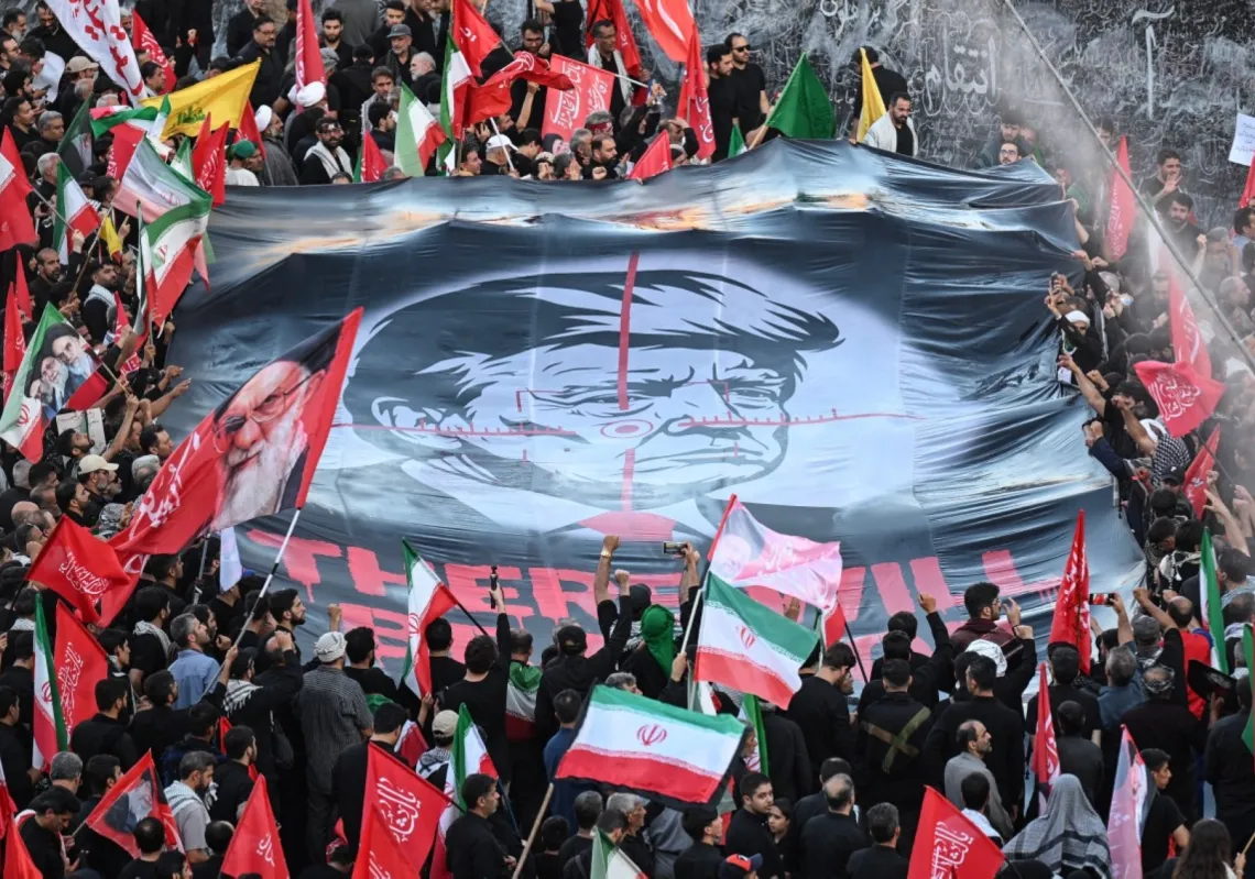 
تتجمع حشود من المشيعين في أحد الشوارع قبيل موكب جنازة المرشد الأعلى الإيراني الراحل علي خامنئي وأفراد عائلته، وذلك قبل مواراته الثرى في ضريح الإمام الرضا —أكثر أماكن العبادة تبجيلاً في إيران— بمدينة مشهد، في 9 يوليو 2026.