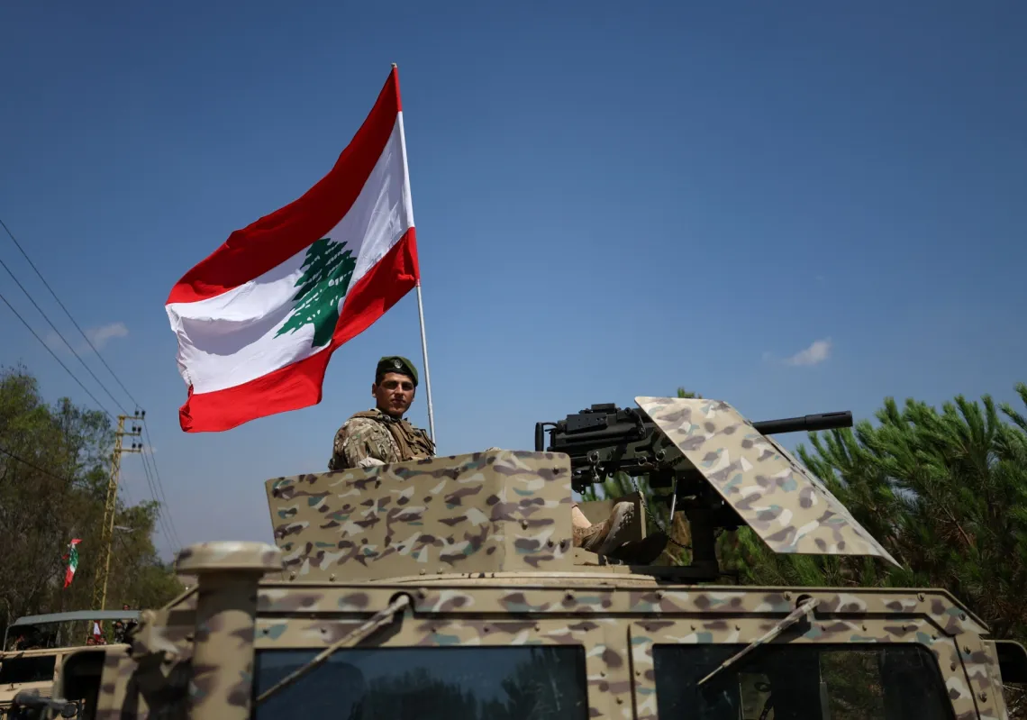 جندي يجلس على مركبة مدرعة في قرية زوطر الغربية، جنوب لبنان عقب انسحاب القوات الإسرائيلية في 21 يوليو 2026