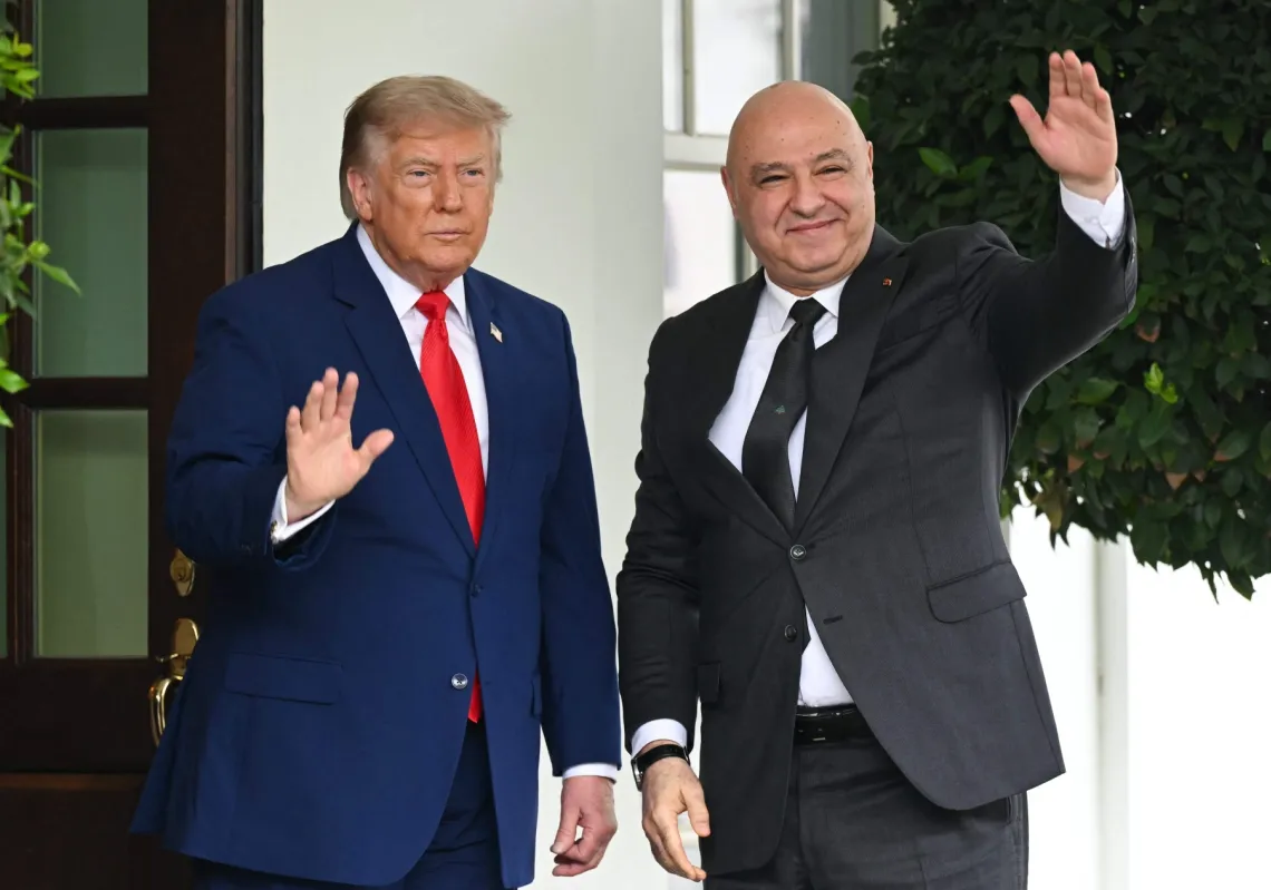 الرئيس الأميركي دونالد ترمب يستقبل الرئيس اللبناني جوزيف عون عند مدخل الجناح الغربي للبيت الأبيض في واشنطن العاصمة، في 21 يوليو 2026