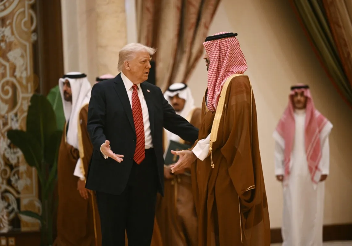 الرئيس الأميركي دونالد ترامب يتحدث مع ولي العهد السعودي الأمير محمد بن سلمان قبل التقاط صورة عائلية خلال اجتماع مجلس التعاون الخليجي في الرياض في 14 مايو 2025