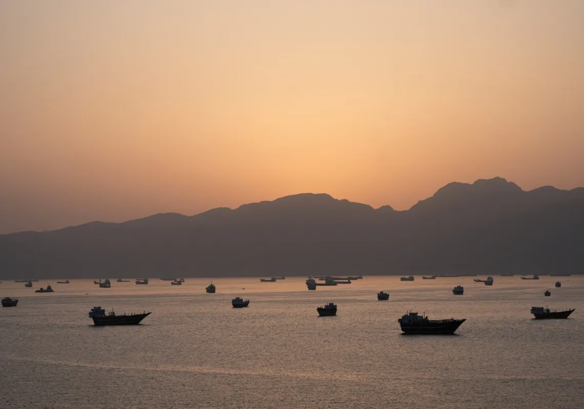 تُظهر صورة ملتقطة من الساحل اليمني جنوب غرب مدينة تعز سفنا راسية في مضيق باب المندب، بالبحر الأحمر، في 24 يوليو 2026.