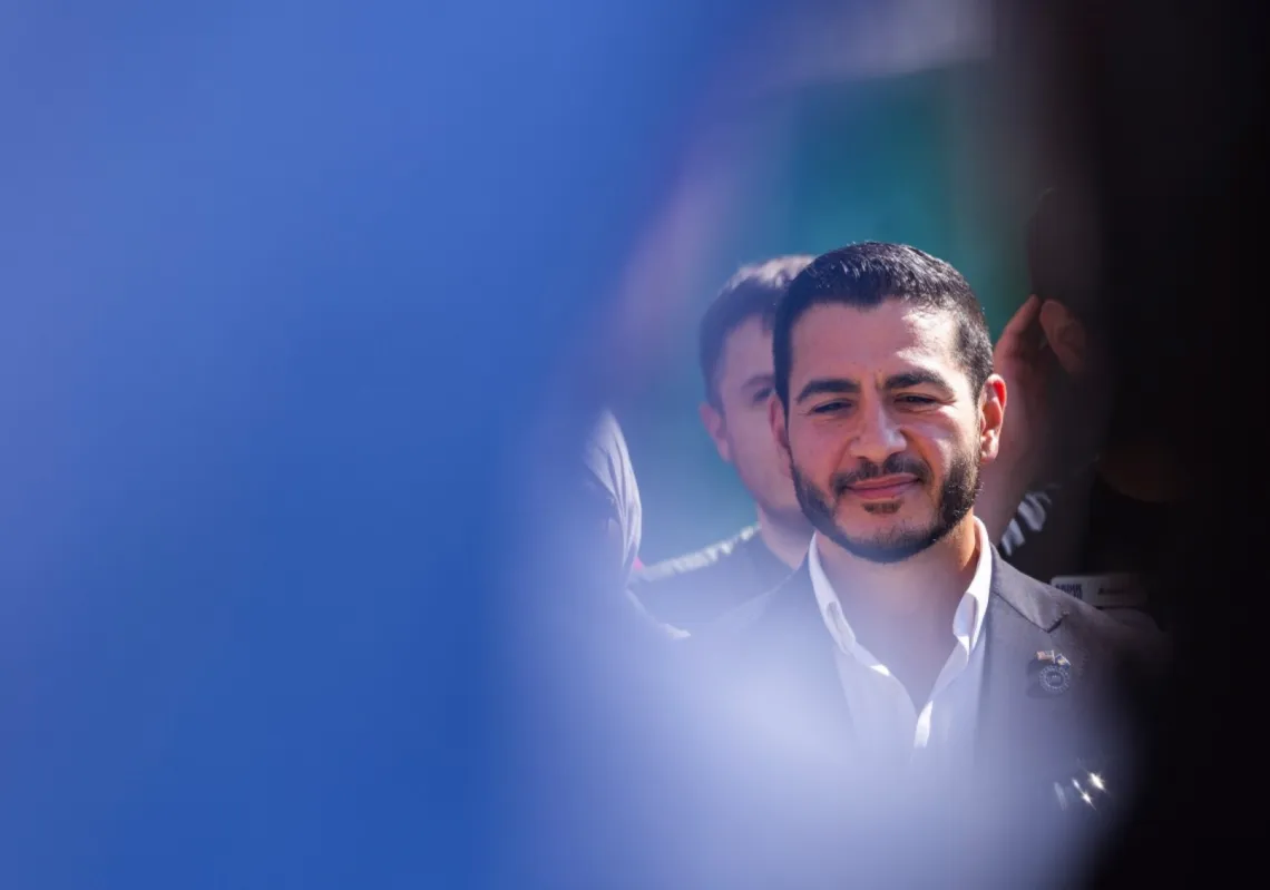 
عبد السيد، الفائز في الانتخابات التمهيدية للحزب الديمقراطي لمجلس الشيوخ في ولاية ميشيغان، يستمع خلال مؤتمر صحفي أمام تمثال "روح ديترويت" في 5 أغسطس 2026 في ديترويت، ميشيغان