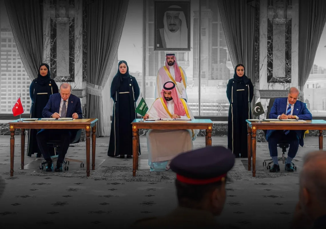ولي العهد السعودي الأمير محمد بن سلمان، والرئيس التركي رجب طيب أردوغان ورئيس الوزراء الباكستاني شهباز شريف، وهم يوقعون اتفاقية دفاعية مشتركة في مكة المكرمة، في 7 أغسطس 2026