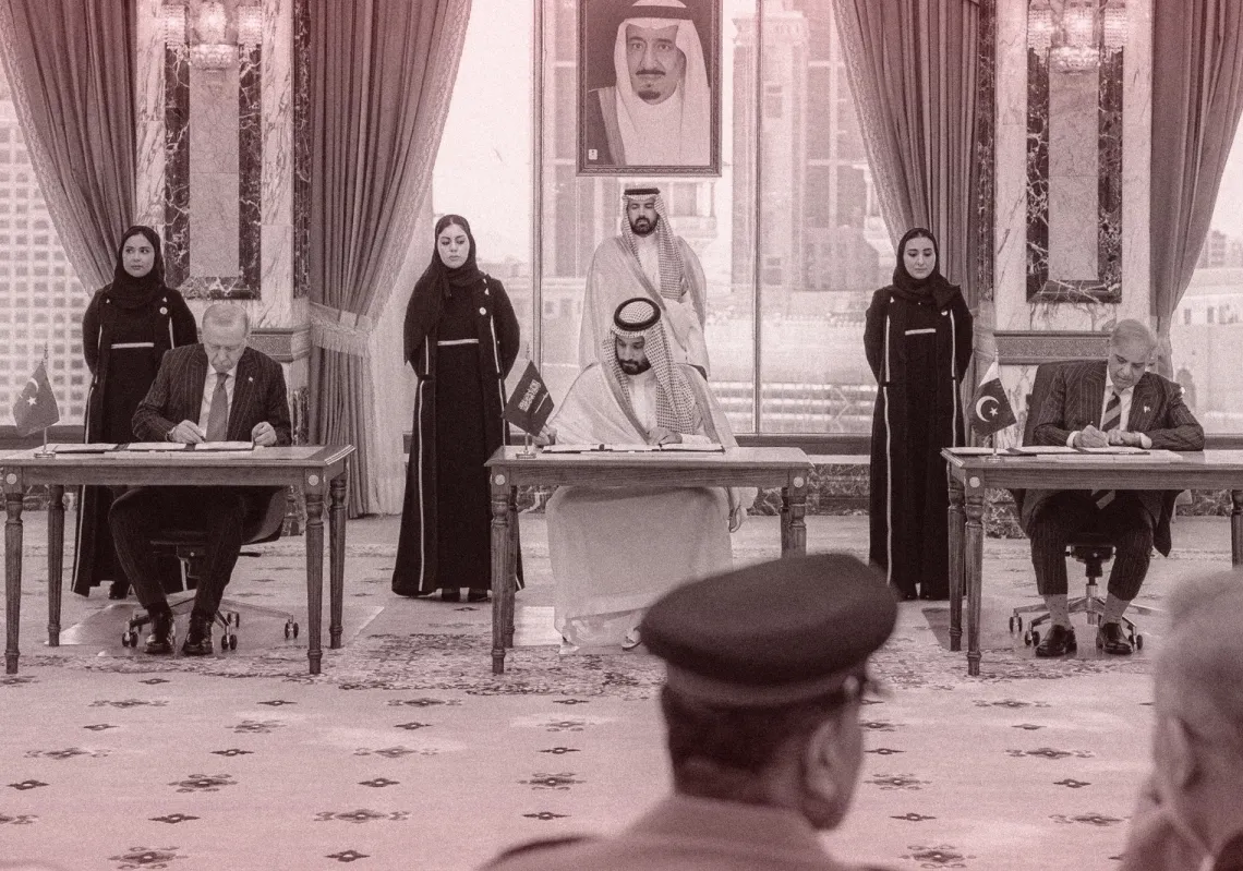 ولي العهد السعودي الأمير محمد بن سلمان يتوسط الرئيس التركي رجب طيب أردوغان ورئيس الوزراء الباكستاني شهباز شريف خلال توقيع اتفاقية دفاع مشتركة في مكة المكرمة، في 7 أغسطس 2026