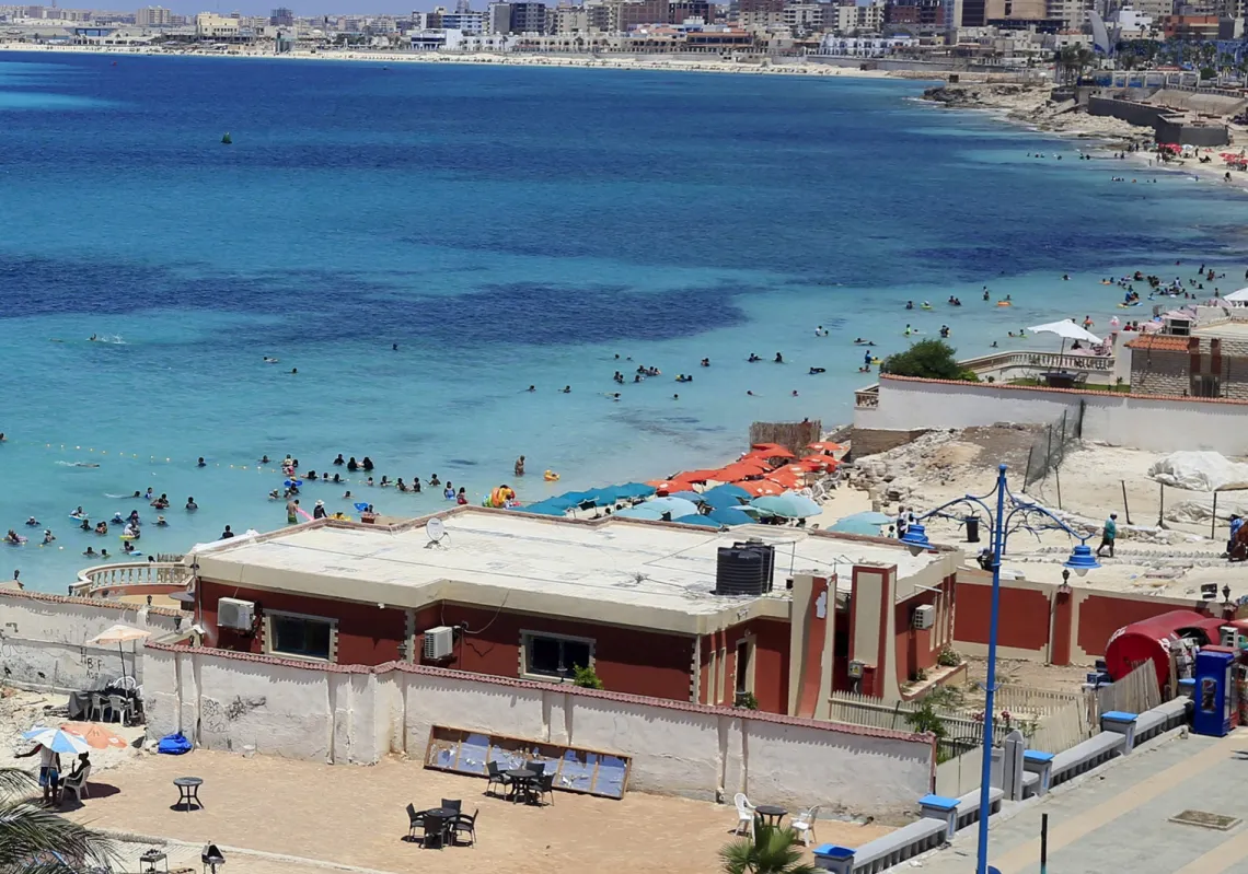 شاطئ في مدينة مرسى مطروح المطلة على البحر المتوسط شمال غربي القاهرة، مصر، 16 يونيو/حزيران 2015