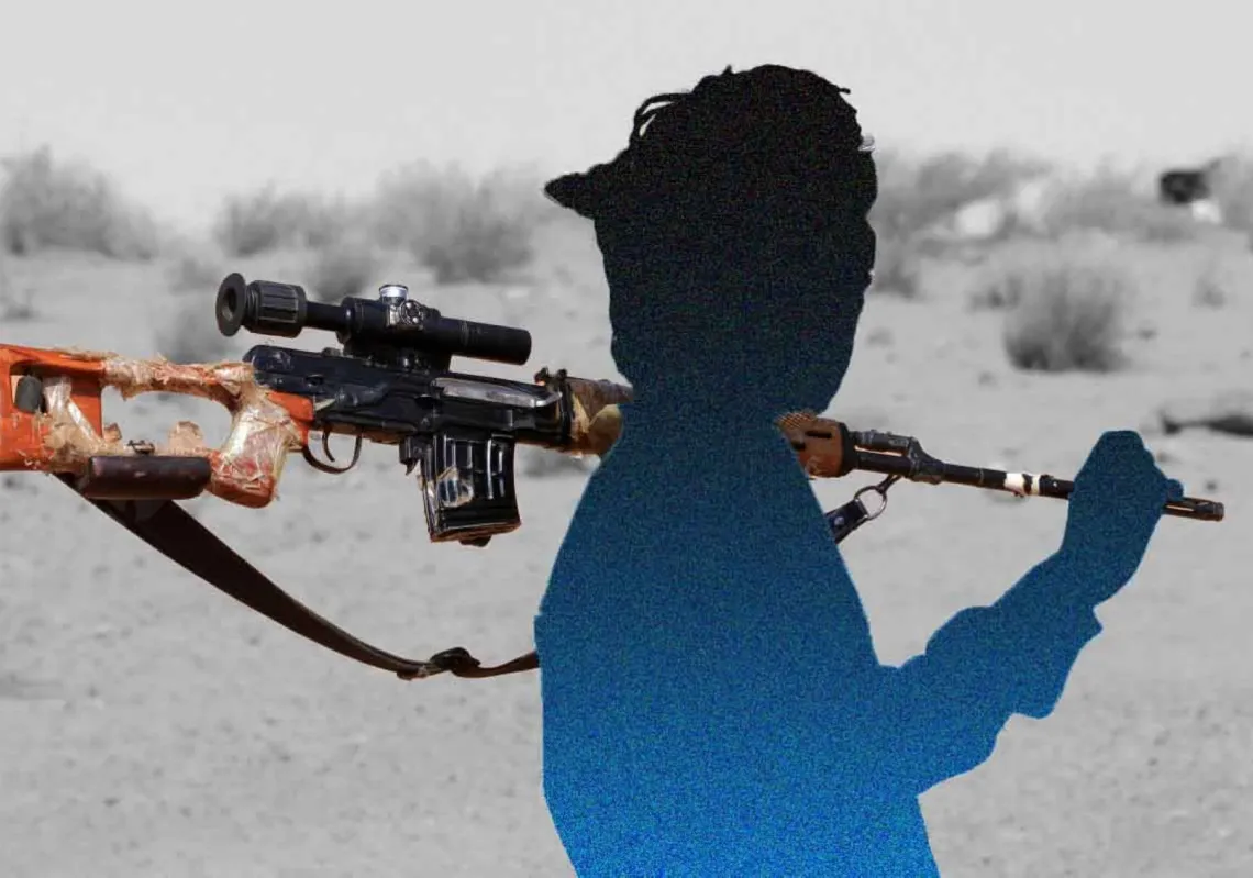 يصل منشقّ مسلّح عن "قوات الدعم السريع" يُعتقد أنه في طريقه لتسليم نفسه إلى الجيش السوداني في غرب أم درمان في خضم الحرب في السودان بين الجيش و"الدعم السريع"، في 19 أغسطس 2026