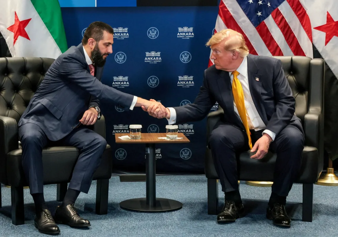  الرئيس الأميركي دونالد ترمب والرئيس السوري أحمد الشرع خلال اجتماع ثنائي على هامش قمة قادة حلف شمال الأطلسي (الناتو) في مجمع بيستيبي الرئاسي بأنقرة، تركيا، في 8 يوليو 2026
