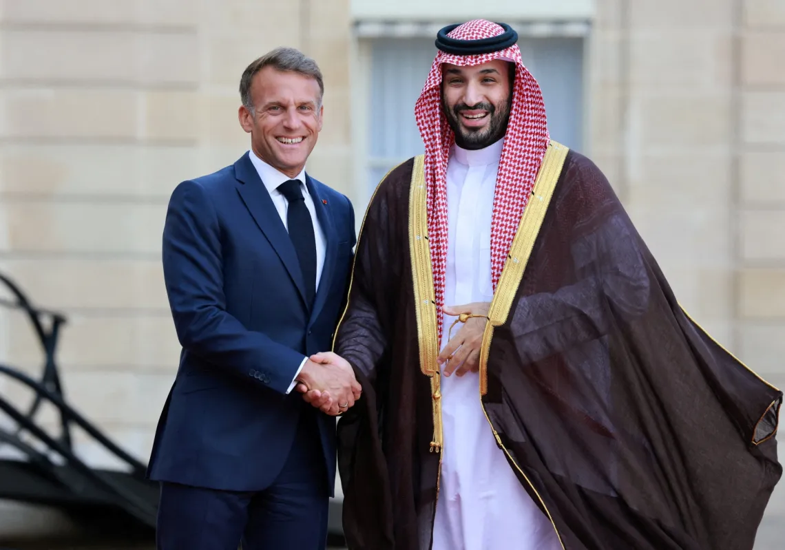 يصافح الرئيس الفرنسي إيمانويل ماكرون ولي العهد السعودي الأمير محمد بن سلمان لدى وصوله لحضور اجتماع في قصر الإليزيه في باريس، فرنسا، في 24 أغسطس 2026