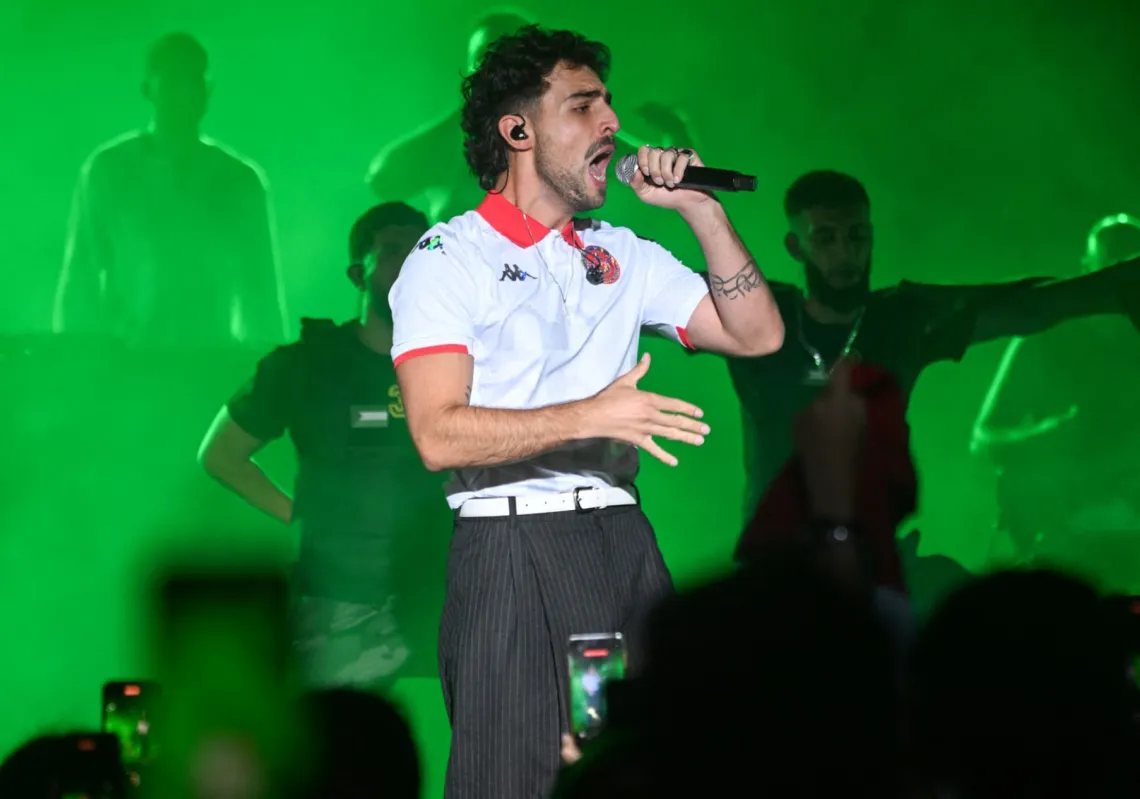 المغني الفلسطيني سانت ليفانت خلال مهرجان قرطاج الدولي في المسرح الروماني بقرطاج، تونس، 5 أغسطس 2025