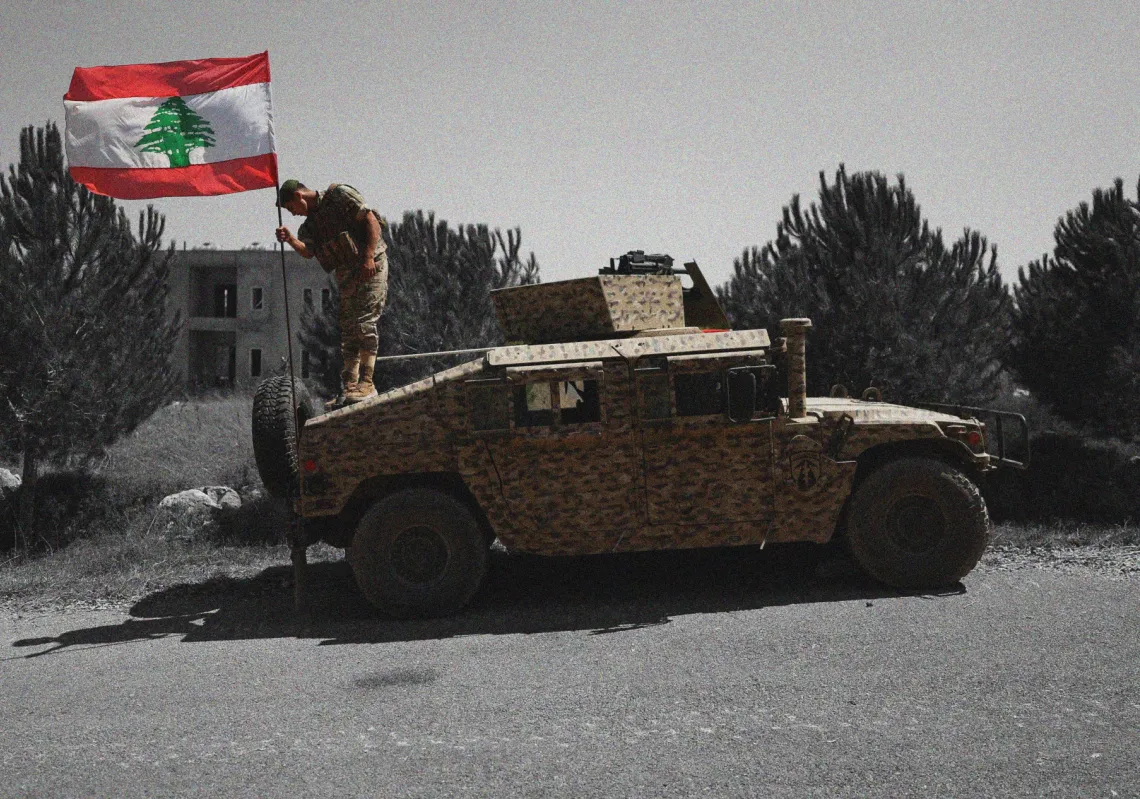 جندي يعدل العلم اللبناني على مركبة مدرعة في قرية ظوطر الغربية، جنوب لبنان، عقب انسحاب القوات الإسرائيلية من المنطقة بموجب خطة توسطت فيها الولايات المتحدة، 21 يوليو 2026