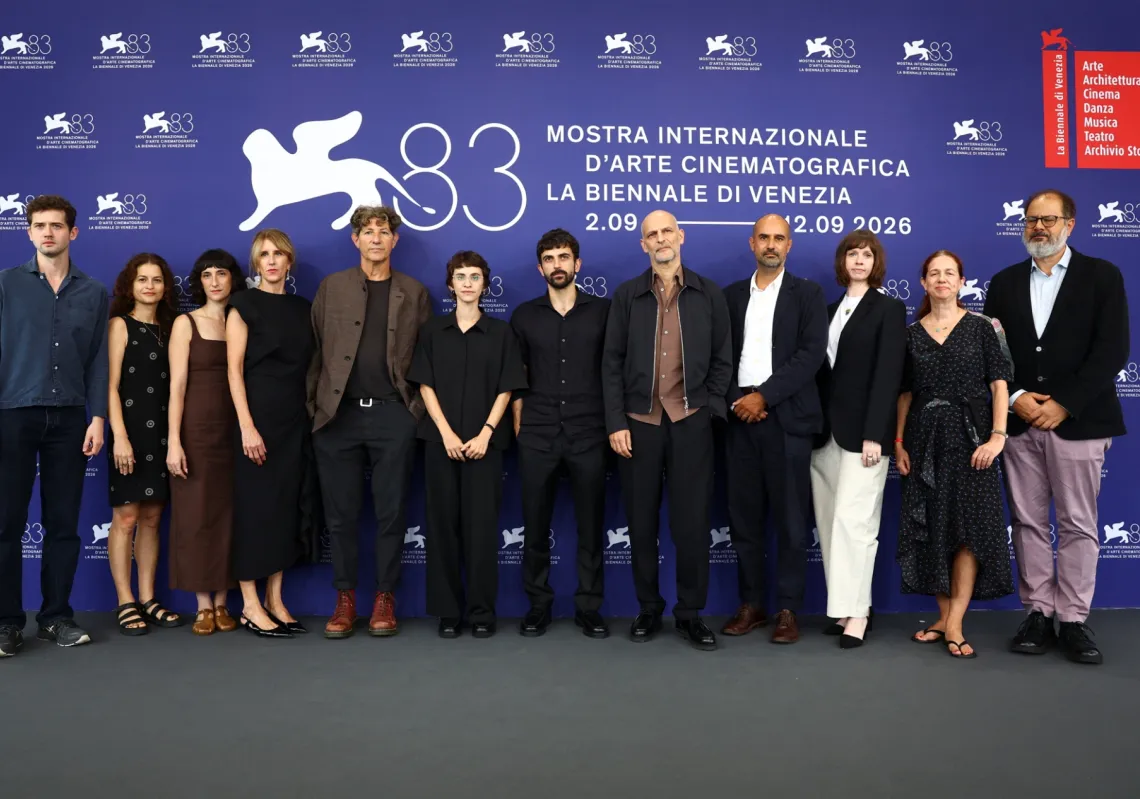 المخرجان يوفال أبراهام وراشيل زور وفريق فيلم «نازا» خلال جلسة تصوير في مهرجان البندقية السينمائي، 10 سبتمبر 2026