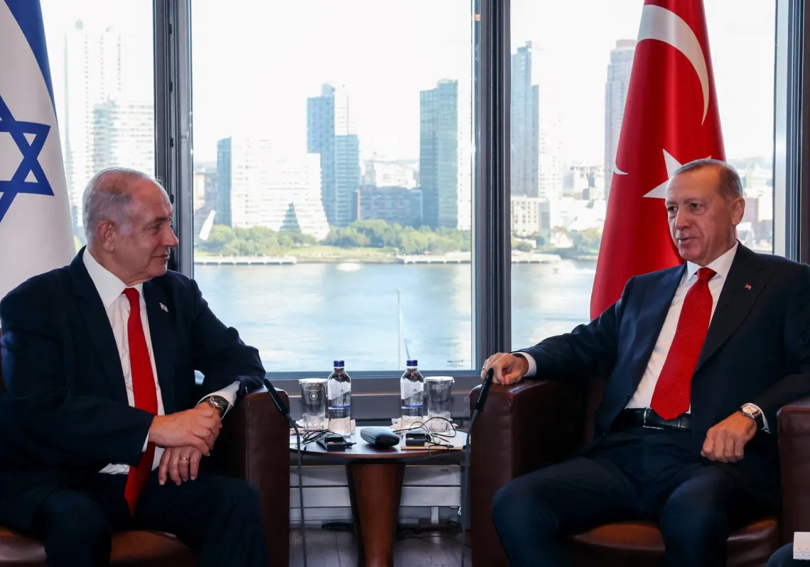 الرئيس التركي رجب طيب أردوغان خلال لقائه رئيس الوزراء الإسرائيلي بنيامين نتنياهو على هامش الدورة الثامنة والسبعين للجمعية العامة للأمم المتحدة في مقر الأمم المتحدة بمدينة نيويورك، في 19 سبتمبر 2023