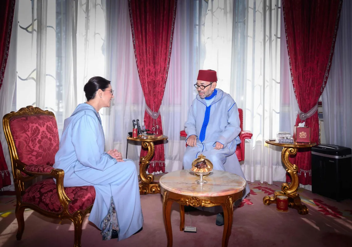 العاهل المغربي الملك محمد السادس جالساً إلى جانب فاطمة الزهراء المنصوري خلال لقاء عيّنها فيه رئيسةً للحكومة، في الرباط في 29 سبتمبر/أيلول 2026.