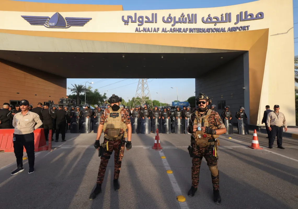قوات الأمن تحرس محيط مطار النجف الدولي خلال مظاهرة احتجاجية على القيود الأميركية المفروضة على استهداف إيران وأنشطة الطيران الإيراني وتأثيرها على الرحلات الجوية بين إيران والعراق، في النجف، العراق، 28 سبتمبر 2026