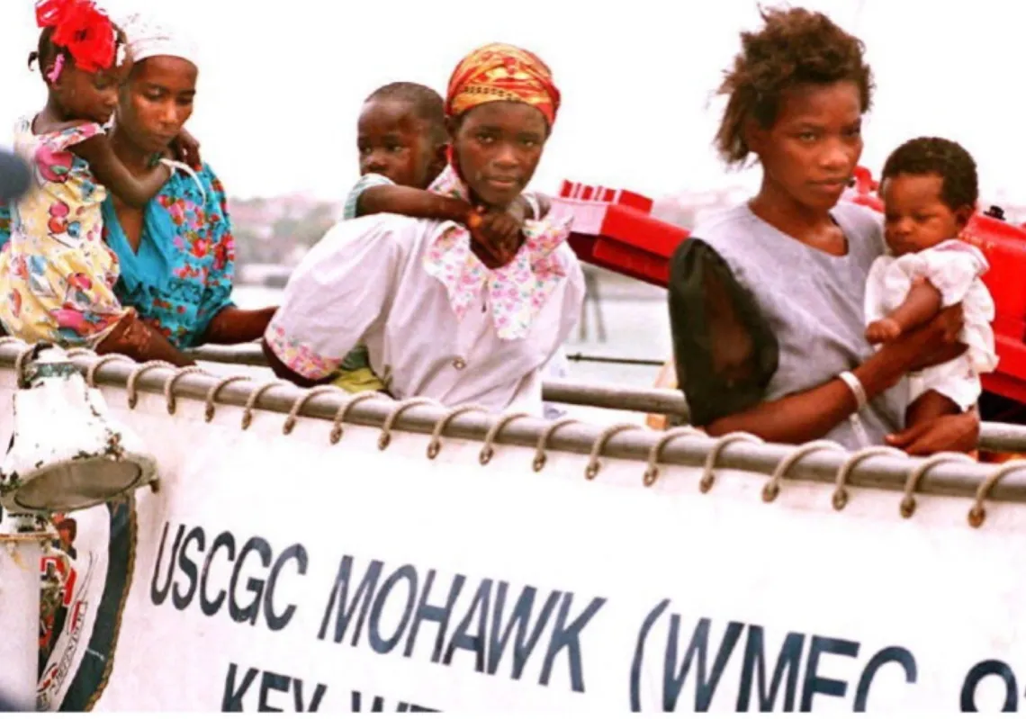هايتيون ينزلون من قارب خفر السواحل "موهوك" في 22 أبريل 1994، وذلك بعد أن تم إنقاذهم -هم وأكثر من 400 لاجئ هايتي آخر- في 21 أبريل من قارب قبالة ساحل "ميامي بيتش" 
