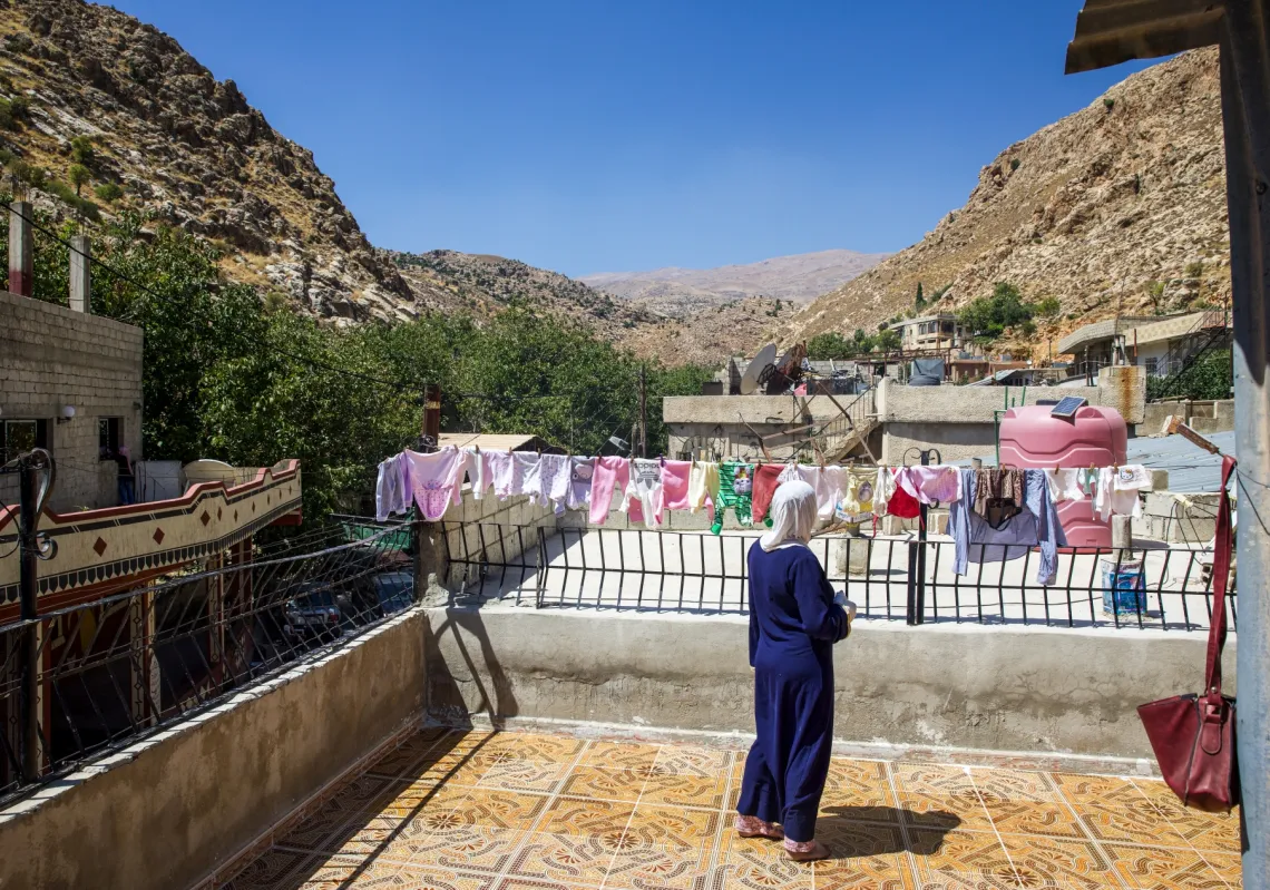 الناشطة صفاء الصفدي وهي تنظر إلى جبل الشيخ من بلدة بيت جن