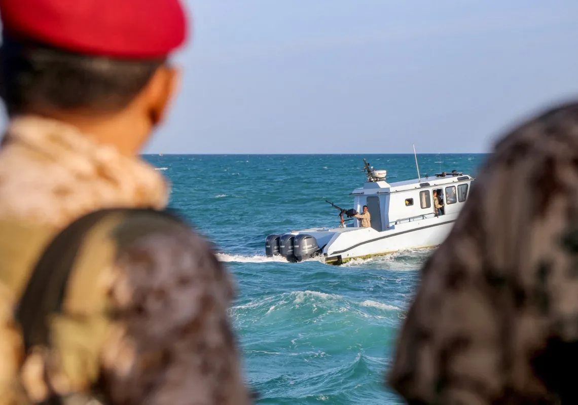 عناصر من خفر السواحل اليمني الموالي للحكومة يراقبون زورق لدورية في البحر الأحمر قبالة مدينة المخا -الخاضعة لسيطرة الحكومة- في محافظة تعز الغربية، بالقرب من مضيق باب المندب الاستراتيجي، في 12 2023