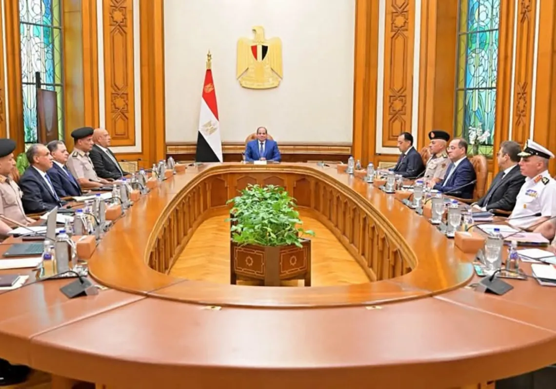 الرئيس المصري عبد الفتاح السيسي يرأس اجتماعاً لمجلس الدفاع الوطني في قصر الاتحادية بالقاهرة، لمناقشة طلب الرئيس بالتفويض لتقديم دعم عسكري للسعودية، في 18 أكتوبر2026